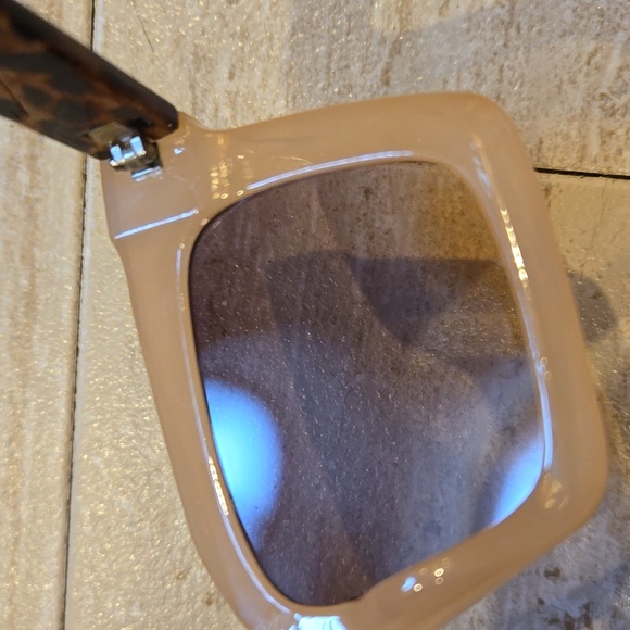 NWT Luv Betsey by Betsey Johnson Unique Shark Eye Animal Print Sunglasses - Picture 7 of 8